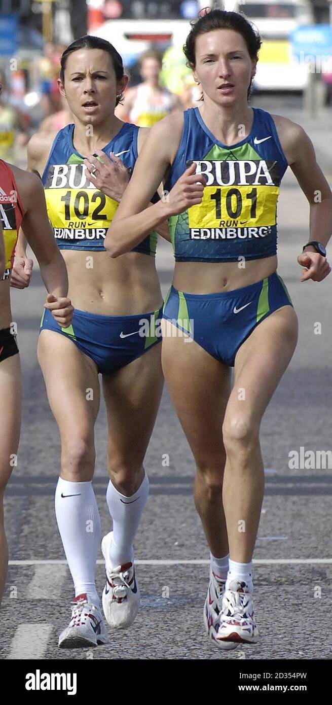 La lettone Jelena Prokopcuka (destra) vince prima del secondo posto inglese Jo Pavey (sinistra) nell'evento femminile del BUPA Great Edinburgh Run di Edimburgo. Foto Stock