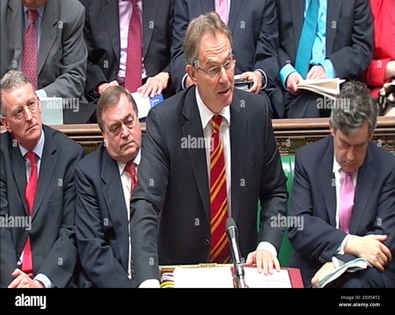 Il primo Ministro Tony Blair parla durante le interrogazioni del primo Ministro all'interno della Camera dei Comuni nel centro di Londra. Foto Stock