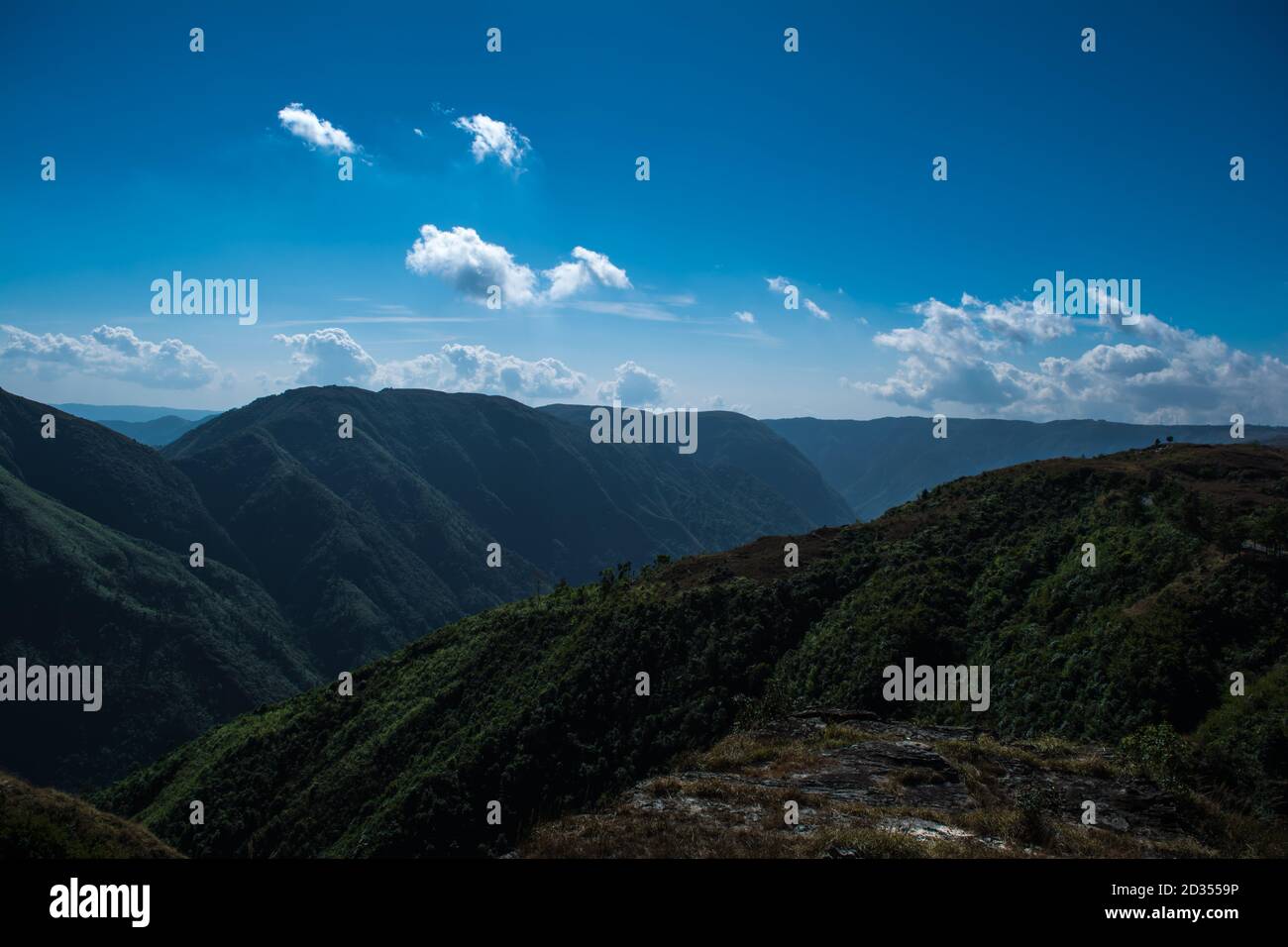 Vista naturale delle montagne ripiegate e delle verdi valli lussureggianti con cielo limpido e nuvole di Cherrapunji, Megalaya, India del Nord Est Foto Stock