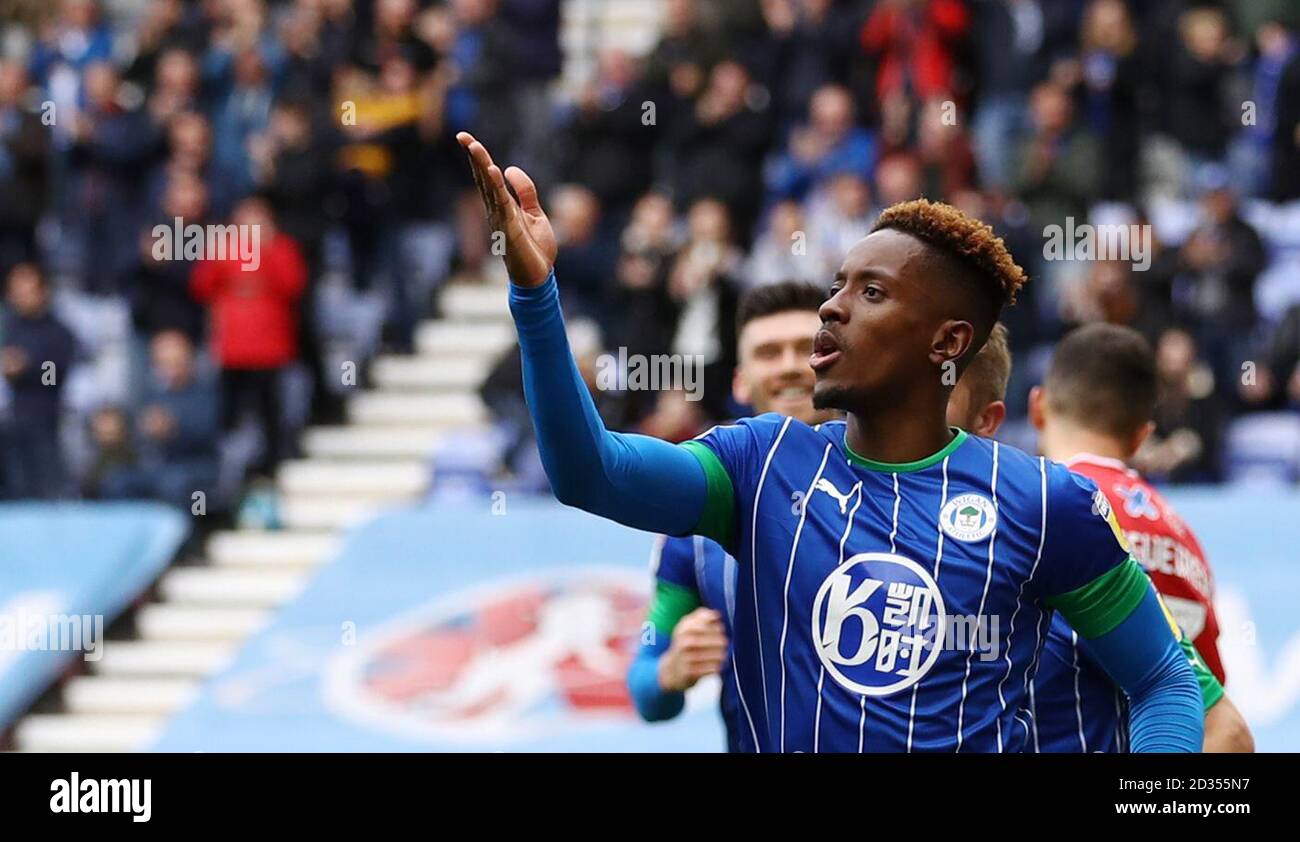 Wigan Athletic's Jamal Lowe punteggio celebra il suo lato del primo obiettivo del gioco durante il cielo di scommessa match del campionato al DW Stadium, Wigan. Foto Stock