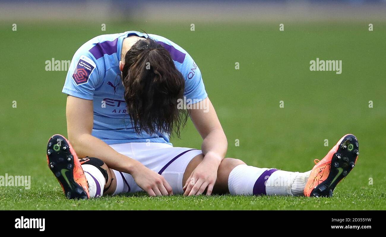 Il Megan Campbell di Manchester City viene espulso dopo essere stato ferito durante la partita della fa Women's Continental League Cup all'Academy Stadium di Manchester. Foto Stock