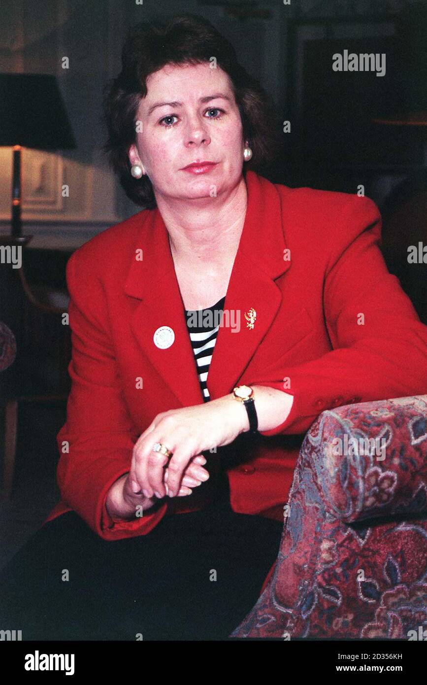 L'insegnante Eileen Harrild, che è stato ucciso e ferito durante il massacro della Dunblane Primary School, nel suo hotel di Londra a seguito del rifiuto di un emendamento per vietare tutte le pistole da 306 voti a 281. Foto Stock