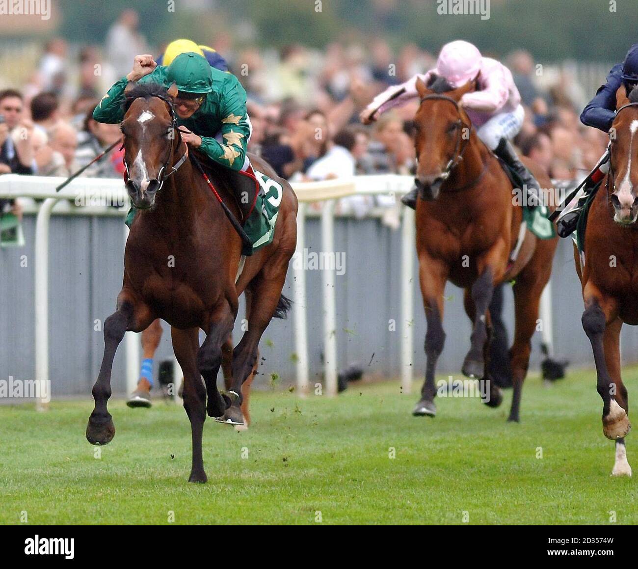 Frankie Dettori prende l'aria mentre vince la Juddmonte International Stakes su Authorised at York Racecourse. Foto Stock