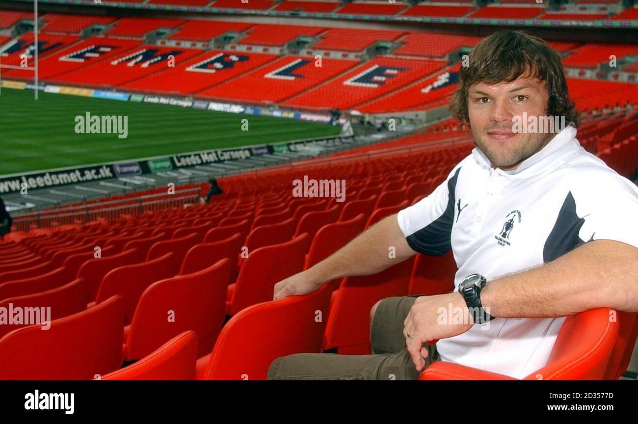 Keiron Cunningham, capitano di St Helens, si pone per i media durante una passeggiata al Wembley Stadium, Londra. Foto Stock