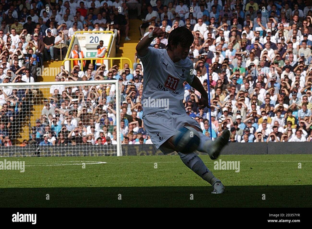 Gareth Bale di Tottenham Hotspur segna il suo primo gol al fianco il gioco Foto Stock