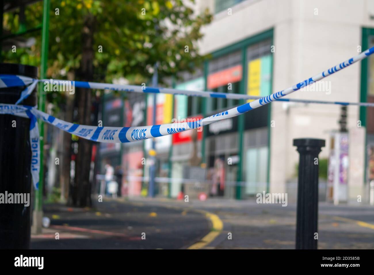 Nastro di polizia in luogo per un cordone a Birmingham City Centrare i mercati dopo un grave assalto Foto Stock
