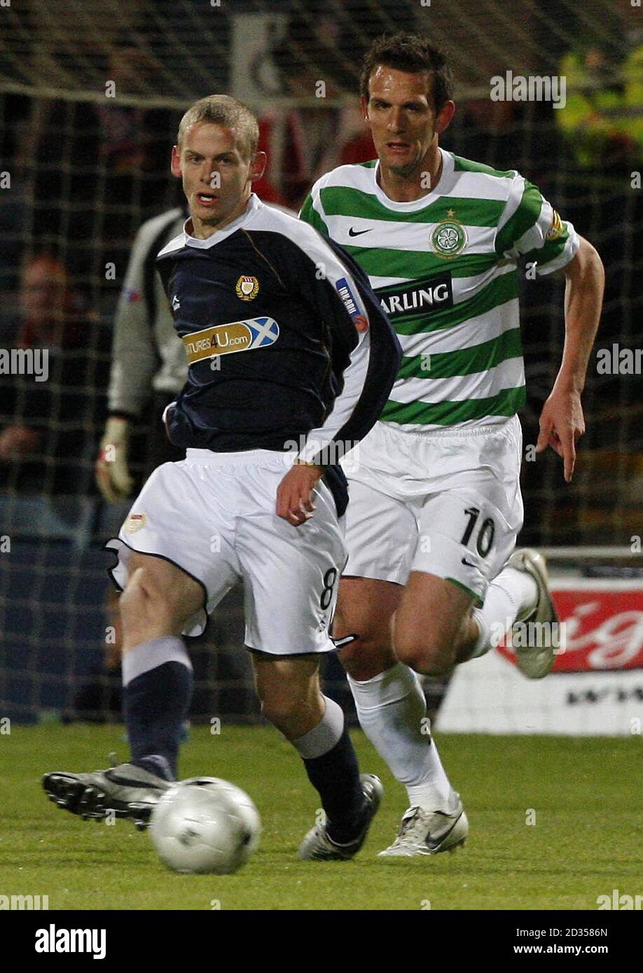 Scott Robertson di Dundee (a sinistra) in azione con Jan Venetchor di Hesselink di Celtic durante la terza partita della CIS Insurance Cup al Dens Park di Dundee. Foto Stock