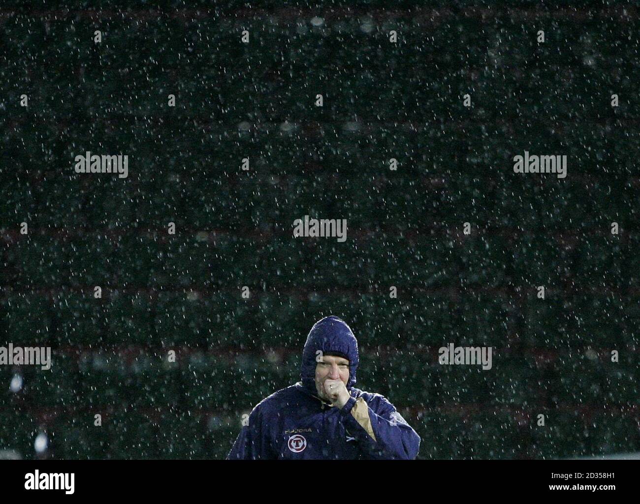 Il manager scozzese Alex McLeish ha tosse durante una sessione di allenamento allo stadio Boris Paichadze di Tbilisi, Georgia. Foto Stock