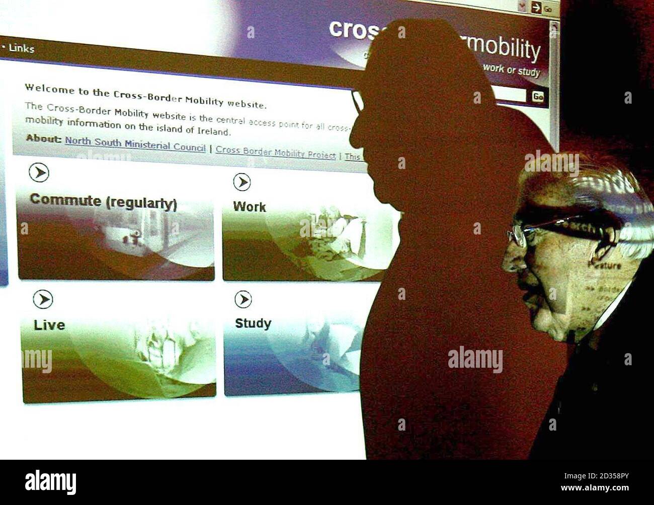 Il primo ministro dell'Irlanda del Nord Ian Paisley lancia un nuovo sito web www.crossbordermobility.info durante l'ultima conferenza ministeriale nord-sud al Ballymascanlon House Hotel, Irlanda. Foto Stock