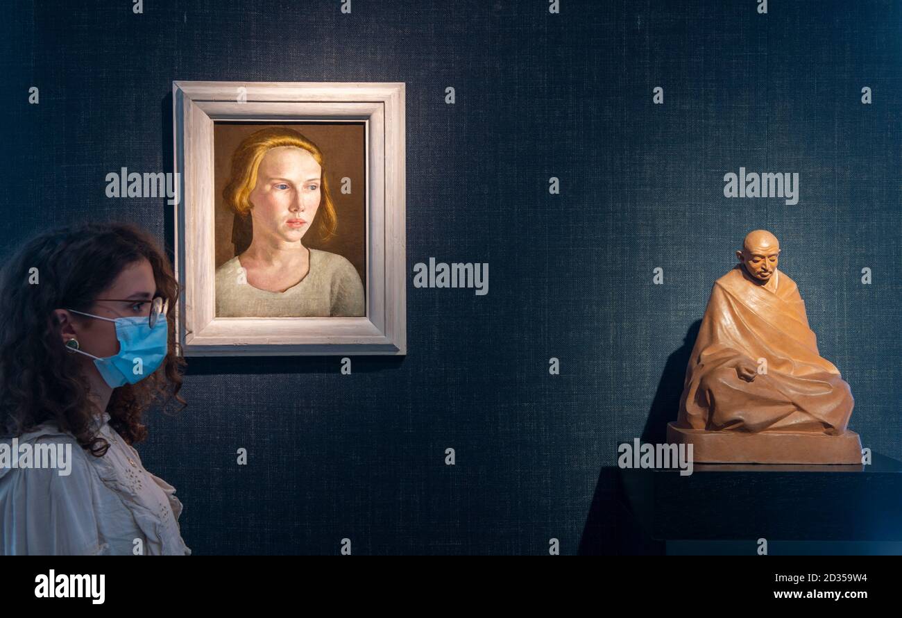 Philip Mold & Company, Pall Mall, Londra, Regno Unito. 7 ottobre 2020. London Art Week Digital si concentra sulle donne Artisti nel mese di ottobre con discussioni online e articoli con la galleria dei partecipanti Philip Mold & Company che stanno esponendo ‘Pioneers: 500 anni di donne in arte britannica‘ dal 12 ottobre al 4 dicembre 2020. Immagine: (Sinistra) Procter DoD (1890-1972) Lydia (c. 1926); (a destra) Clare Sheridan (1885-1970), Mohandas Karamchand Gandhi, seduto, 1934. Credit: Malcolm Park/Alamy Live News. Foto Stock