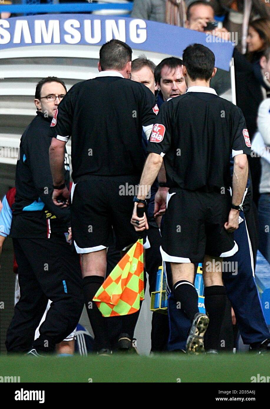 Martin o'Neill, manager di Aston Villa, e Steve, assistente di Chelsea Clarke discute con l'arbitro Phil Dowd al fischio finale Foto Stock