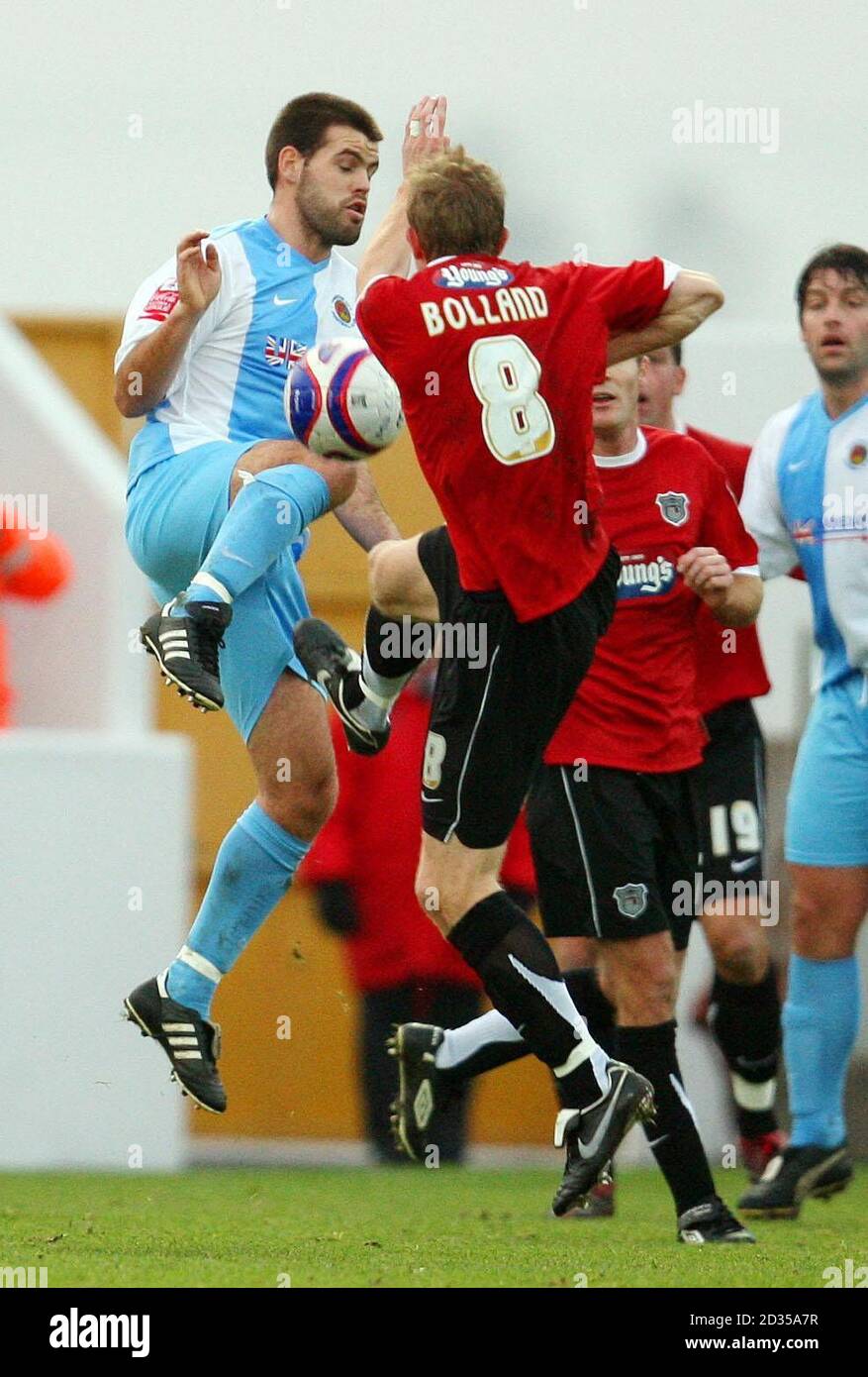 John Welsh di Chester City (a sinistra) combatte per la palla con Paul Bolland di Grimsby Town durante la partita della Coca-Cola Football League Two al Deva Stadium di Chester. Foto Stock