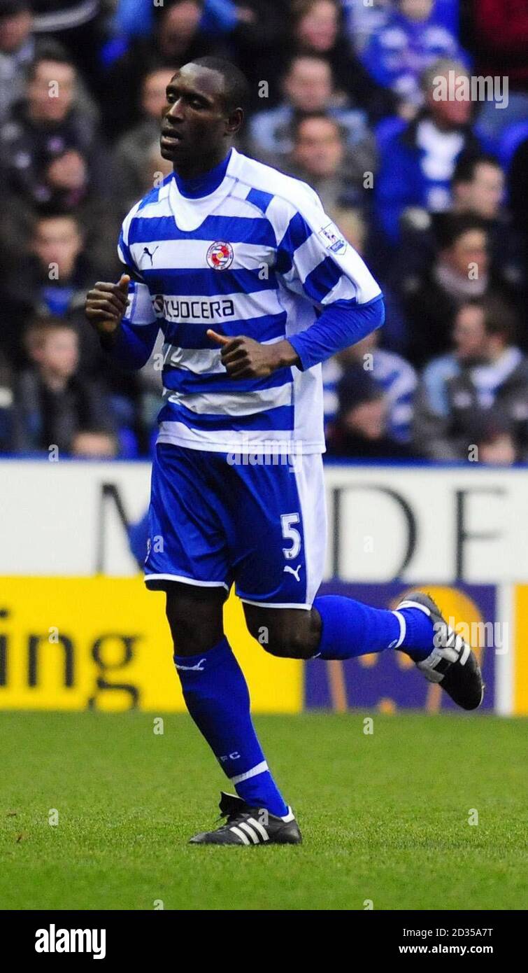 Reading's Ibrahima Sonko lascia il campo dopo essere stato inviato durante la partita Barclays Premier League allo stadio Madejski, Reading. Foto Stock