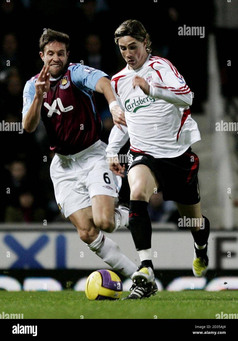 Matthew Upson di West Ham affronta Fernando Torres di Liverpool durante la partita Barclays Premier League a Upton Park, East London. Foto Stock