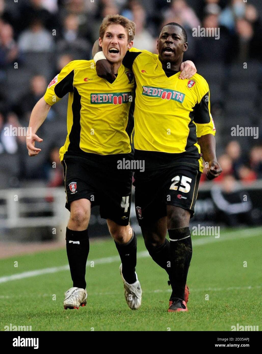 Danny Harrison di Rotherham celebra il suo obiettivo con il compagno di squadra Pablo Mills durante la partita della Lega due allo Stadium:mk, Milton Keynes. Foto Stock