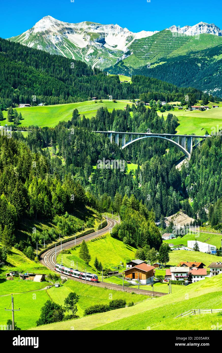 Treno regionale della Ferrovia del Brennero in Austria Foto Stock