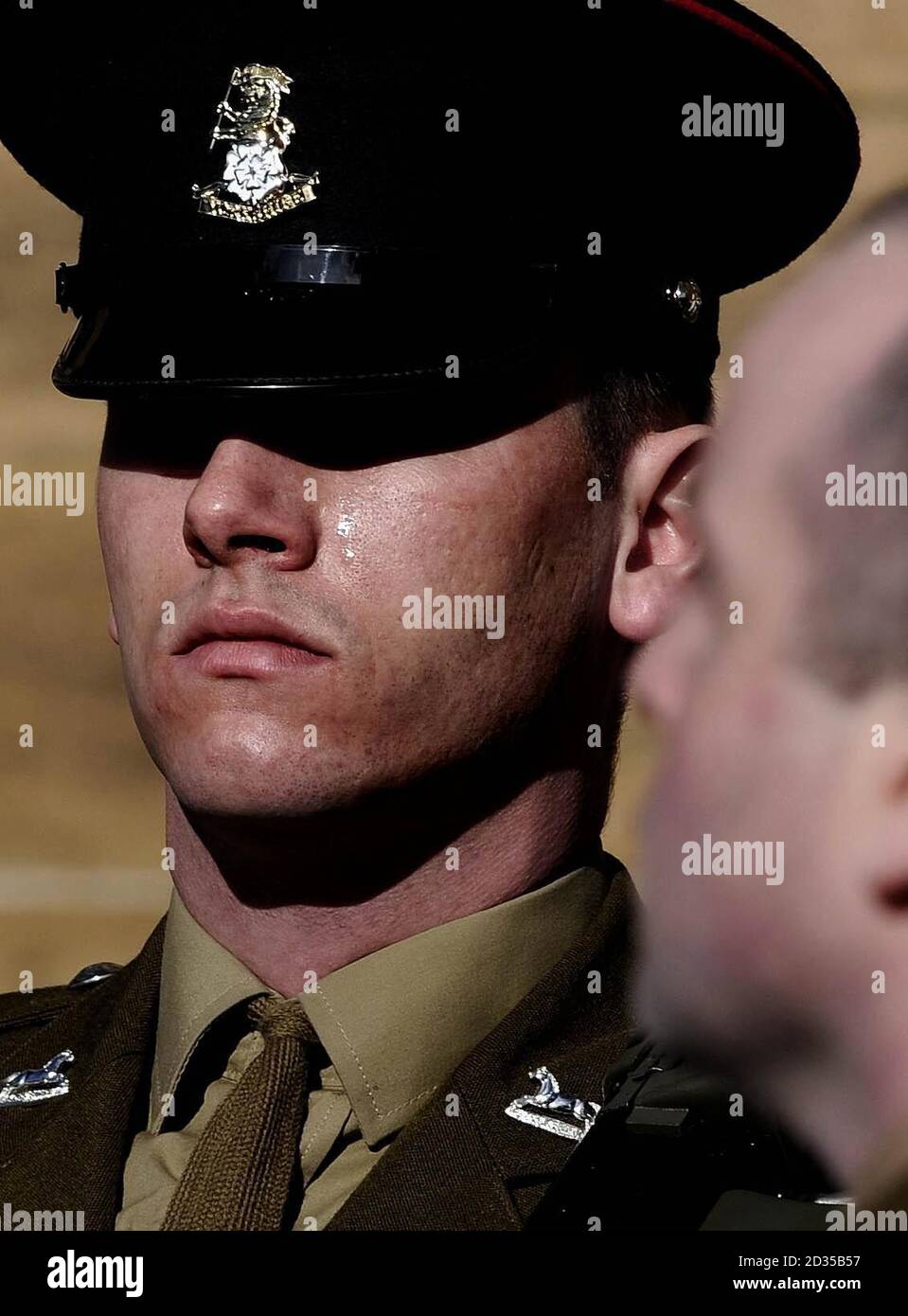 Un altro soldato del reggimento dello Yorkshire nel partito di sparo ai funerali del caporale Damian Stephen Lawrence del 2° Battaglione lo Yorkshire Regt a Whitby oggi. Foto Stock