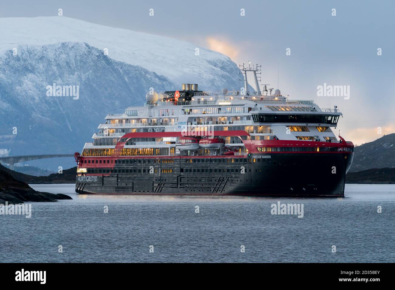 ULSTEINVIK, NORVEGIA - 2020 FEBBRAIO 04. La seconda delle nuove navi di spedizione ibride di Hurtigruten, la signora Fridtjof Nansen, lascia Ulsteinvik a Kleven Foto Stock