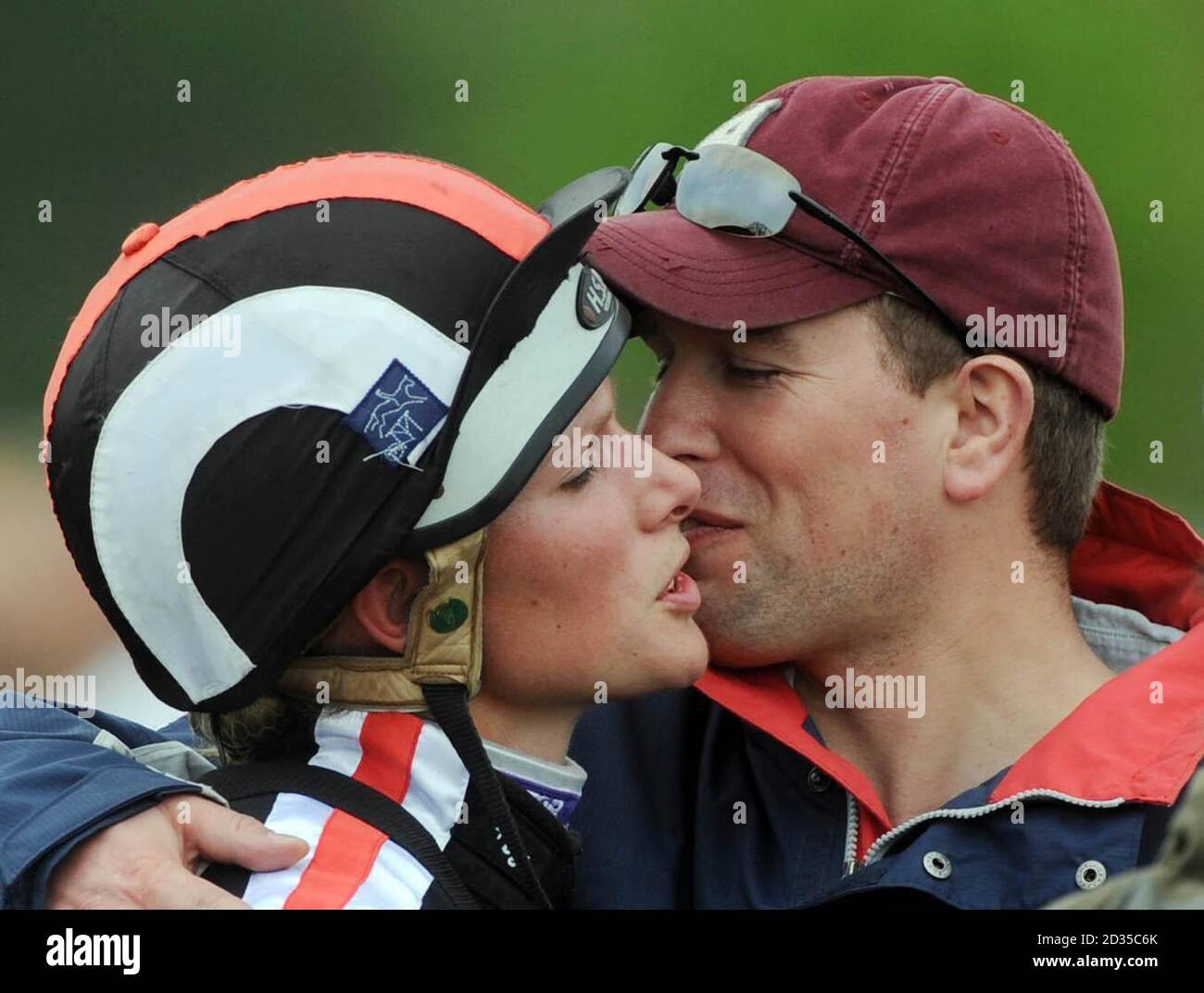 Zara Phillips è baciata dal fratello Peter Phillips dopo aver completato la fase di cross country dei Mitsubishi Motors Badminton Horse Trials su Ardfield Magic Star. Foto Stock
