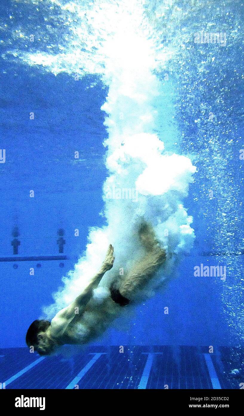 Subacquei durante la FINA Diving World Series a Ponds Forge, Sheffield. Foto Stock