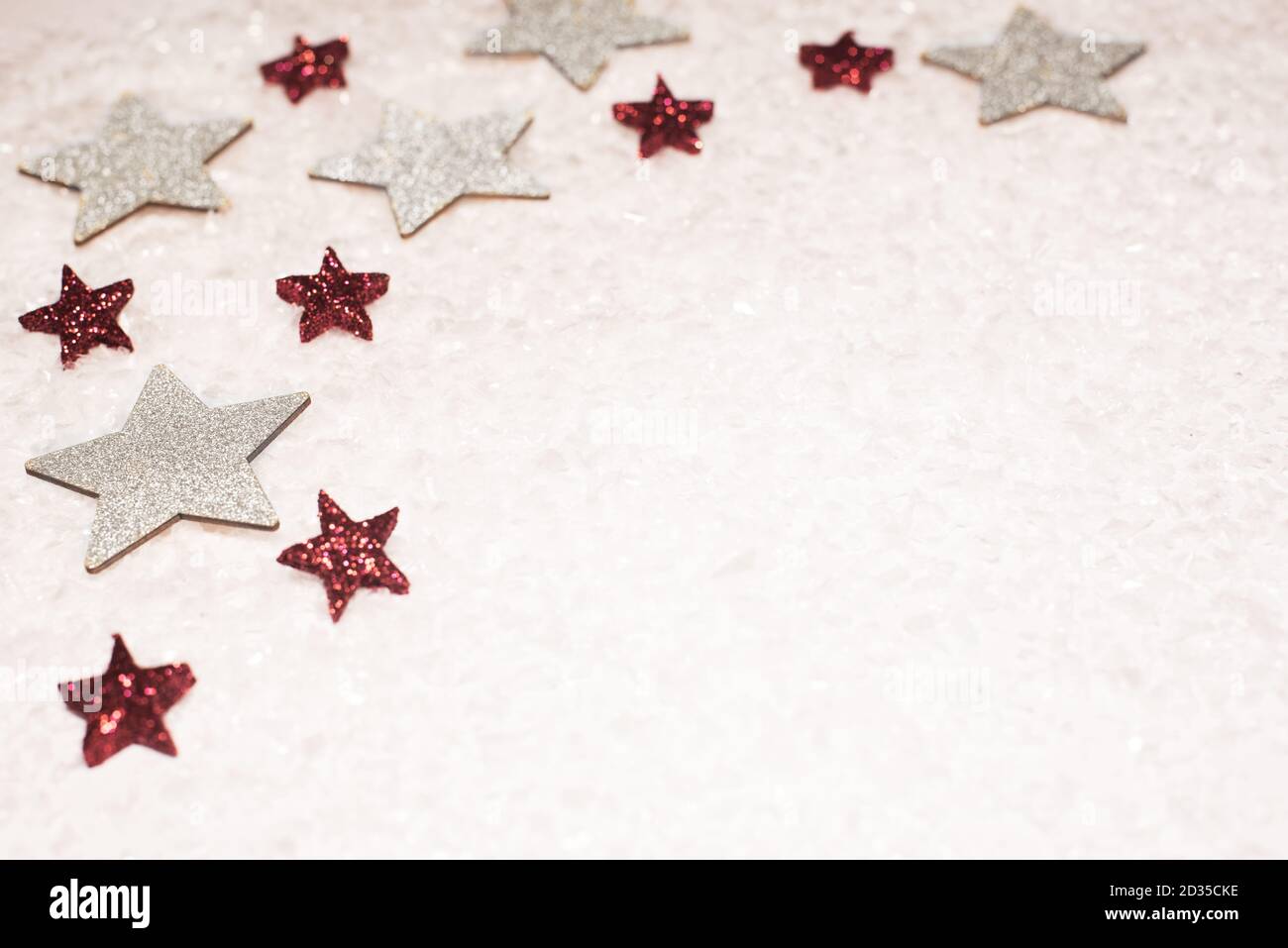 Sfondo natalizio, con stelle glitter rosse e argentate con neve - sofisticato, lussuoso - spazio copia Foto Stock