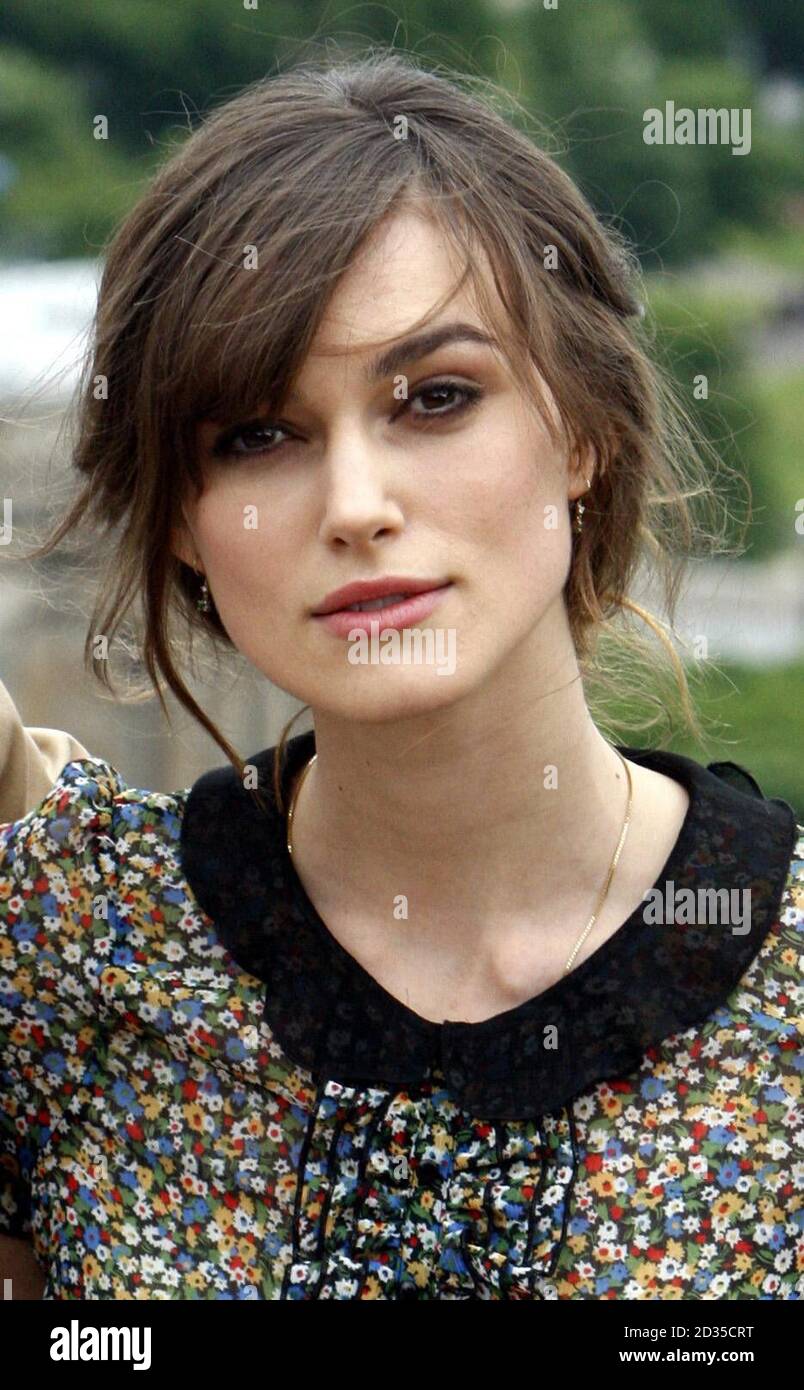 Keira Knightsley a una fotocellula per 'Edge of Love' alle difese occidentali, Castello di Edimburgo. Il film ha è prima mondiale stasera al festival. Foto Stock