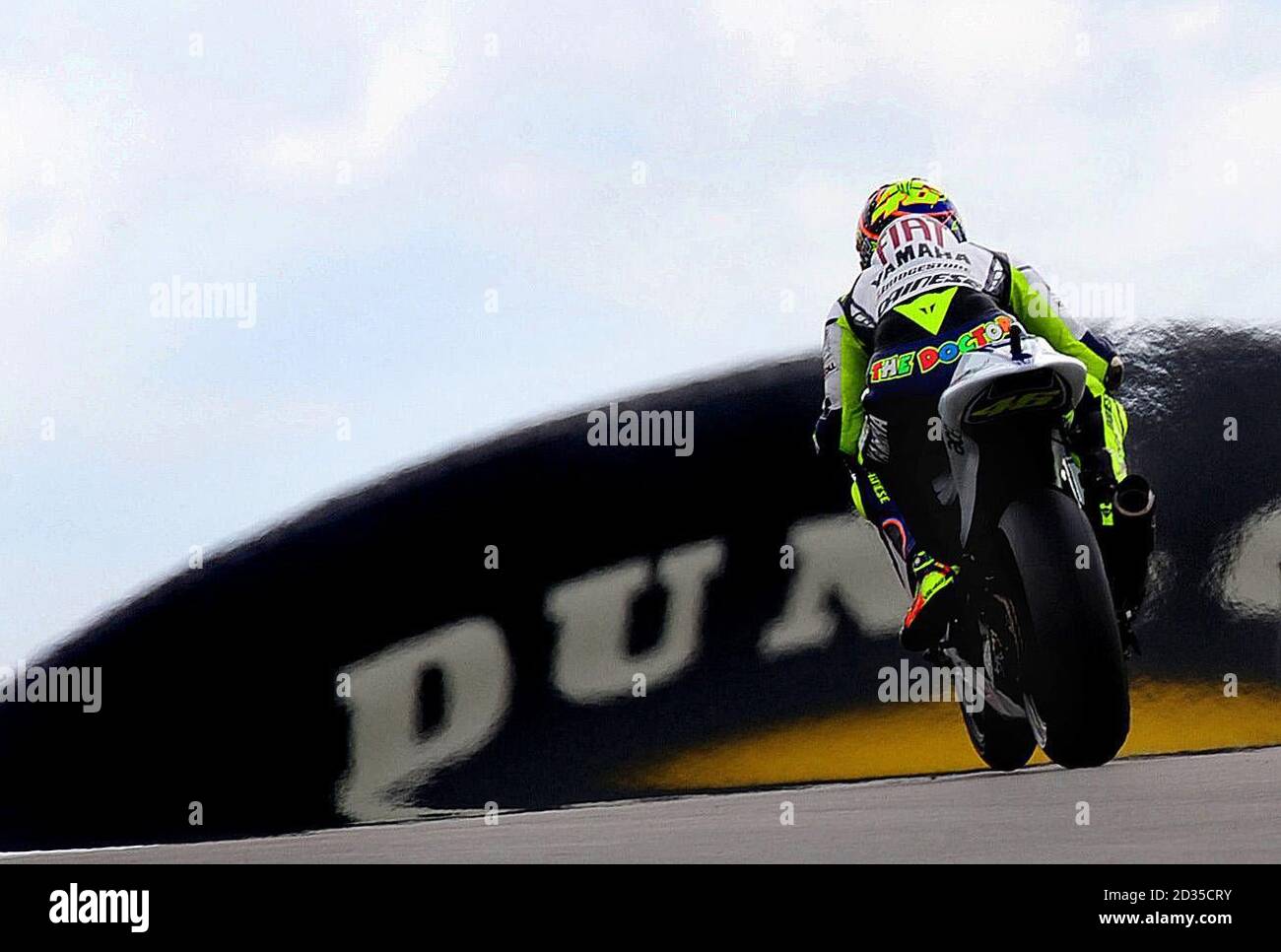 Valentino Rossi di Yamaha durante le prove libere 1 al Donnington Park. Foto Stock