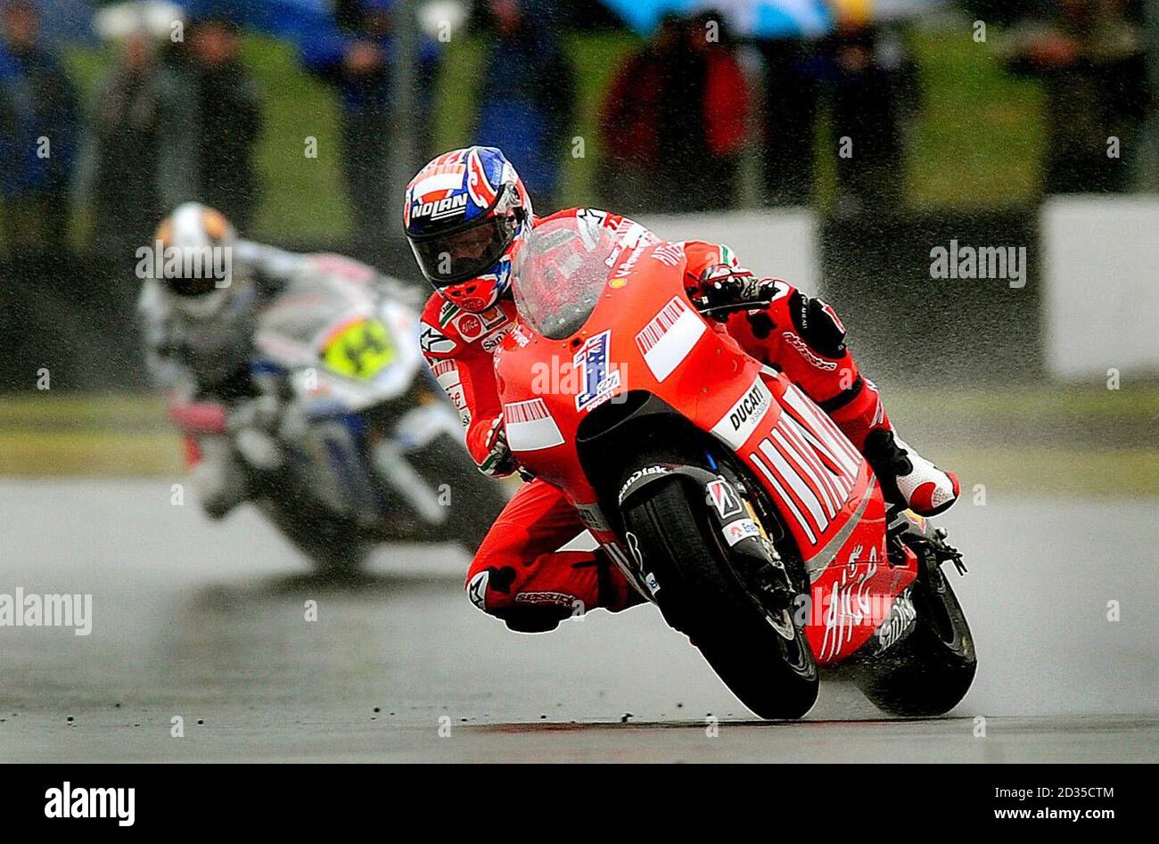 Casey Stoner della Ducati (AUS) durante le prove libere 3 durante la sessione di qualificazione al Donington Park. Foto Stock