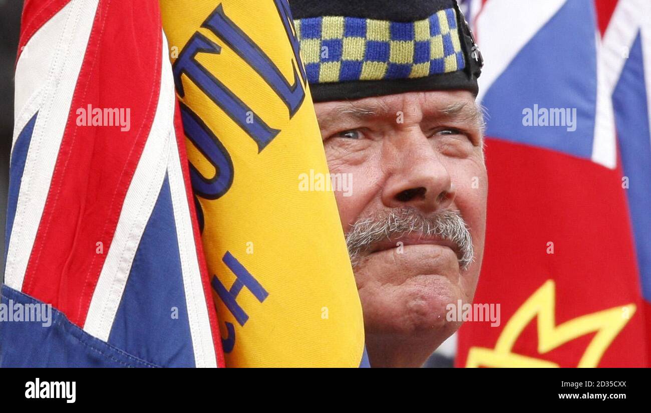 I veterani prendono parte ad una parata di Veterans Day nella George Square di Glasgow. Foto Stock