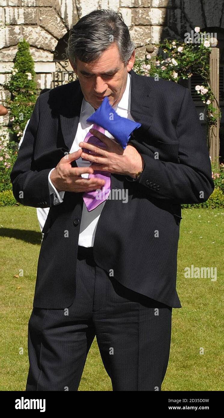 Il primo ministro Gordon Brown partecipa a un gioco di cattura con i bambini nel Giardino di 10 Downing Street per promuovere la settimana nazionale dello sport scolastico. Foto Stock