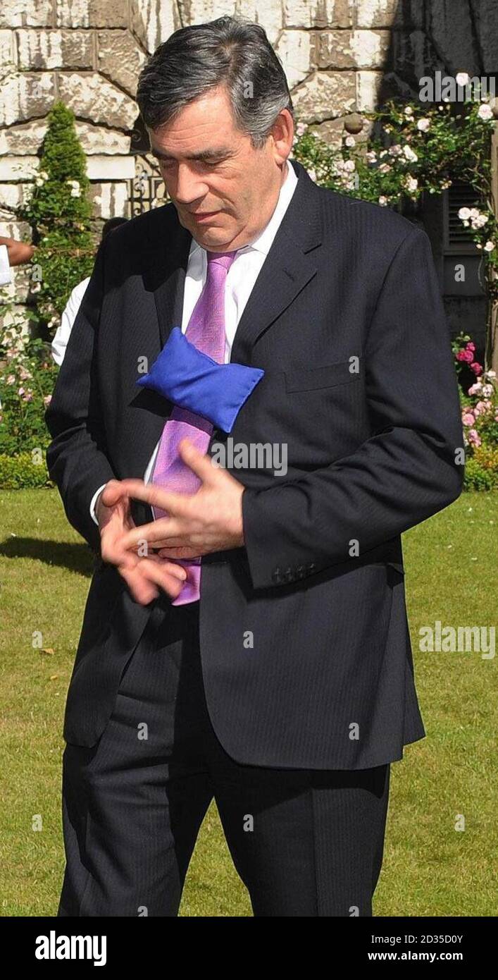 Il primo ministro Gordon Brown partecipa a un gioco di cattura con i bambini nel Giardino di 10 Downing Street per promuovere la settimana nazionale dello sport scolastico. Foto Stock