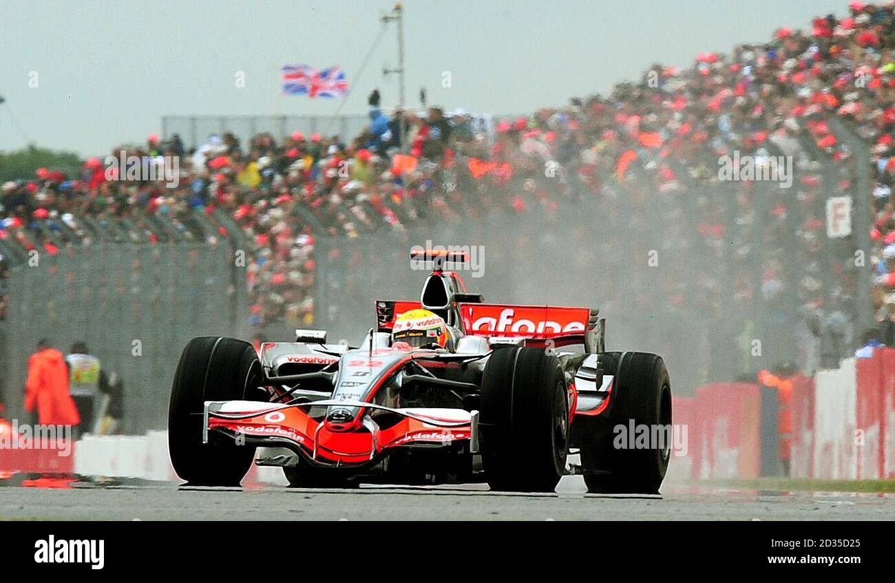 Lewis Hamilton di McLaren sulla strada della vittoria durante il Gran Premio di Gran Bretagna a Silverstone, Northamptonshire. Foto Stock