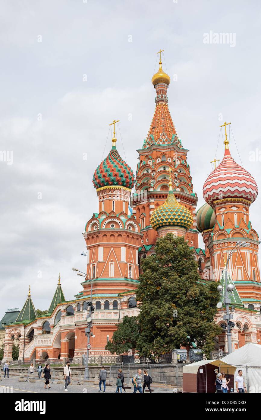 Mosca, Russia - 24 agosto 2020: Cattedrale di San Basilio sulla Piazza Rossa di Mosca. Turisti sullo sfondo della principale attrazione della capitale. Somma Foto Stock