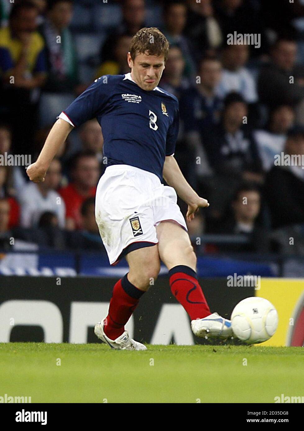 Gary Naysmith della Scozia in azione durante il Tennent's International Challenge Match a Hampden Park, Glasgow. Foto Stock