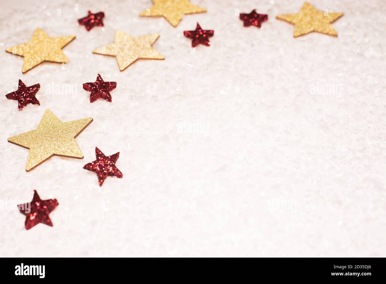 Sfondo natalizio, con stelle brillantate in oro e rosso e neve - sofisticato, lussuoso - spazio di copia Foto Stock