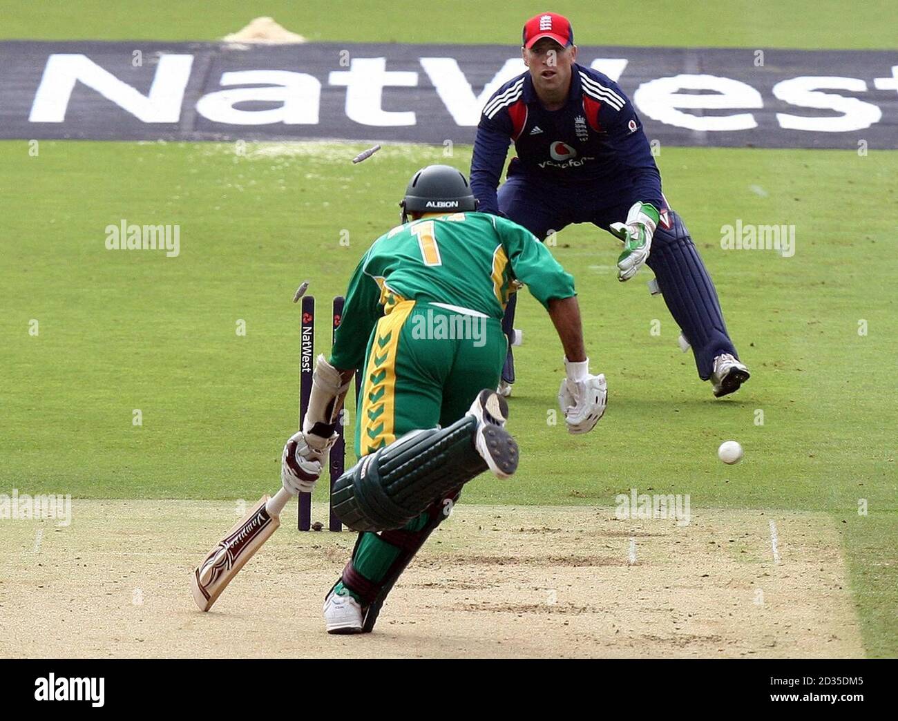 Hashim Amla del Sud Africa è gestito da Owais Shah per il 34 durante il quarto giorno internazionale al Lord's Cricket Ground di Londra. Foto Stock