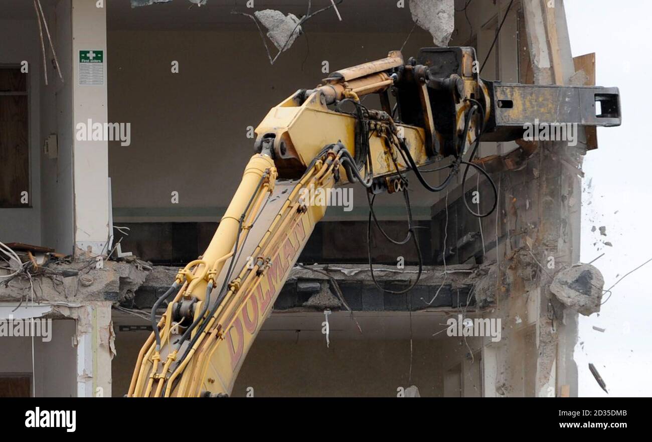 Una cesoia meccanica viene utilizzata per smantellare un edificio a Cheshunt, Herts. Foto Stock