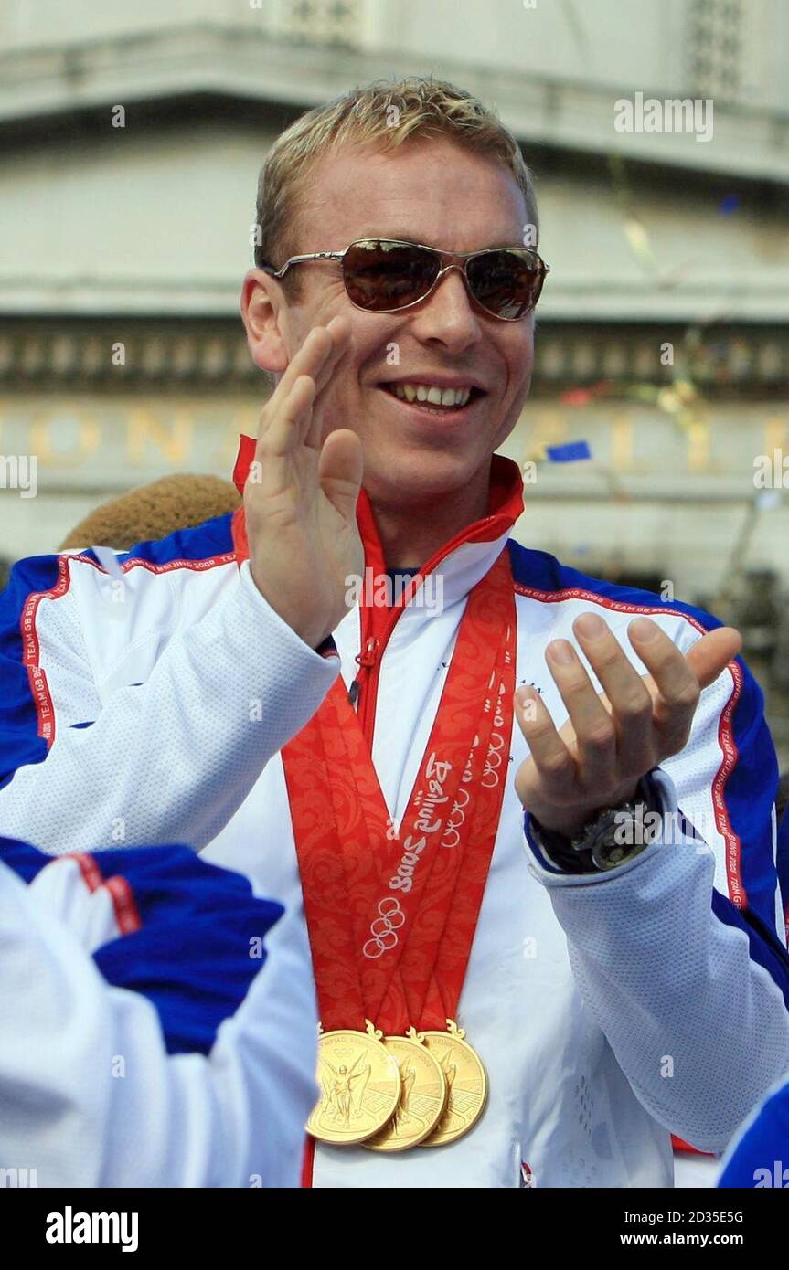 L'atleta olimpico Chris Hoy con le sue medaglie durante la sfilata olimpica del Team GB a Trafalgar Square a Londra. Foto Stock