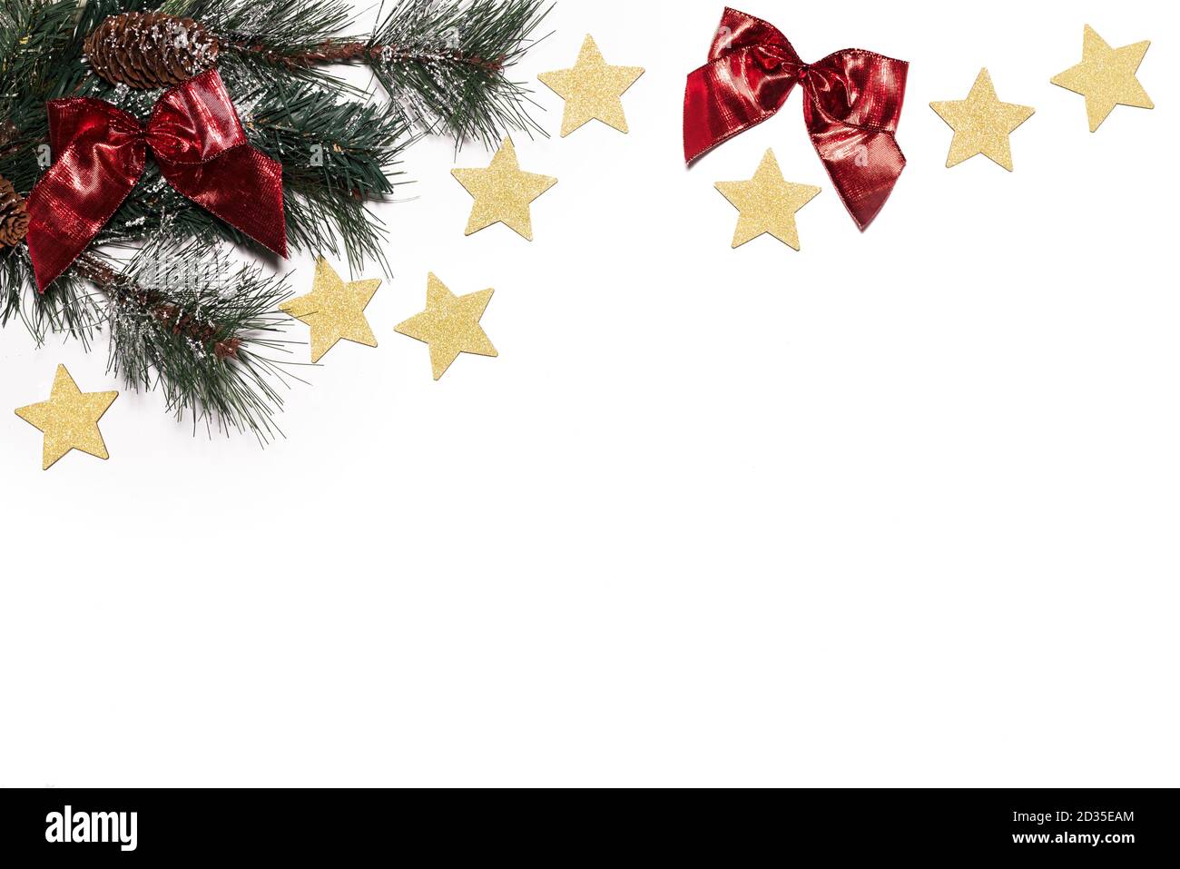 Sfondo di Natale - pino, stelle d'oro e nastri rossi su sfondo bianco - festoso, semplice Foto Stock