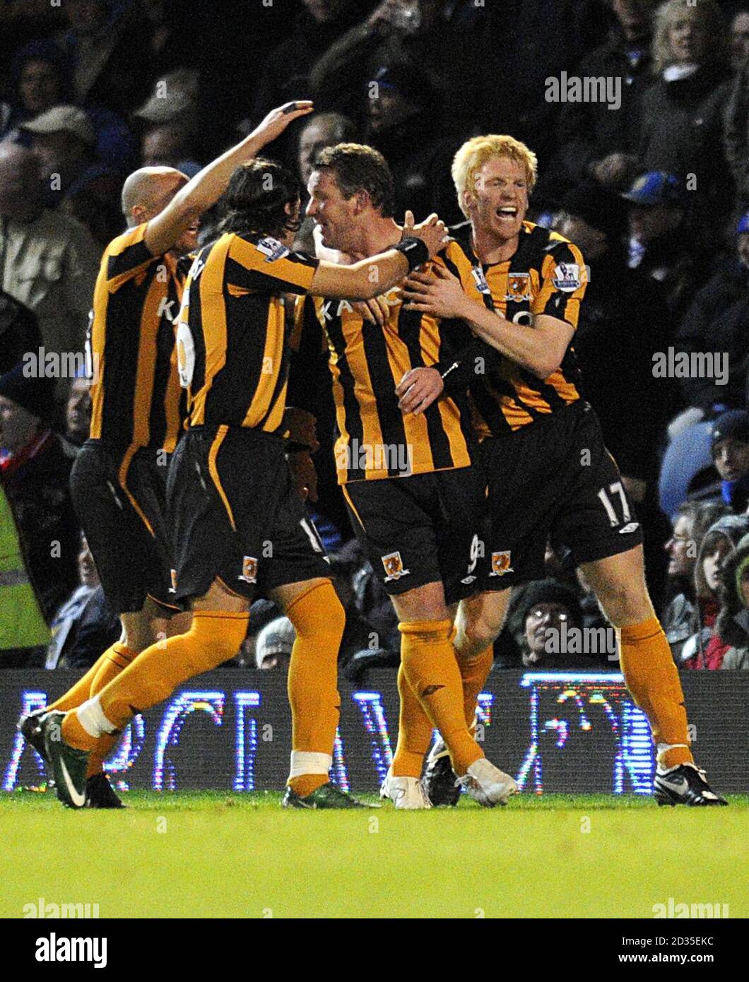 Dean Windass di Hull City e i compagni di squadra celebrano il loro secondo gol, un gol proprio segnato da Noe Pamarot di Portsmouth Foto Stock