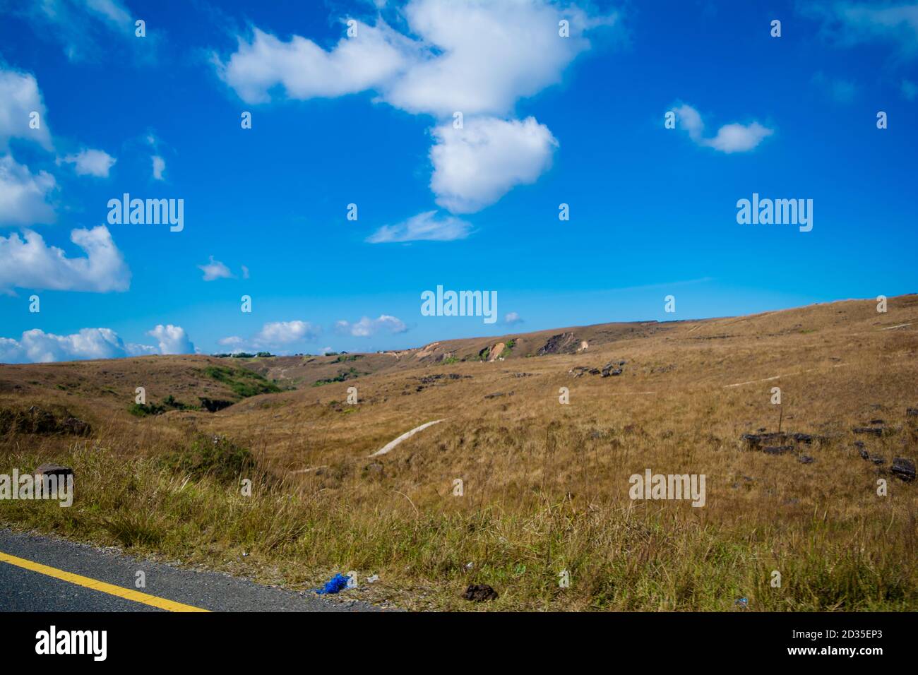 Vista naturale delle montagne ripiegate e delle verdi valli lussureggianti con cielo limpido e nuvole di Cherrapunji, Megalaya, India del Nord Est Foto Stock