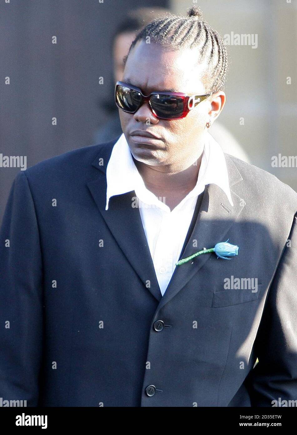 Marco Sewell lascia la Chiesa di San Giovanni, Cheetham Hill, Manchester, dopo il servizio funebre per i suoi figli Dalayno Mullings-Sewell, di tre mesi di età, e il suo fratello Romario, di due anni. Foto Stock