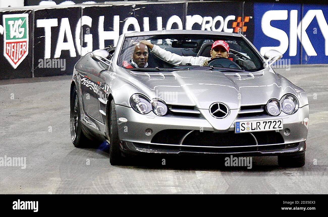 Lewis Hamilton guida suo padre Anthony in pista in una Mercedes SLR 7722 durante la gara dei campioni al Wembley Stadium, Londra. Foto Stock