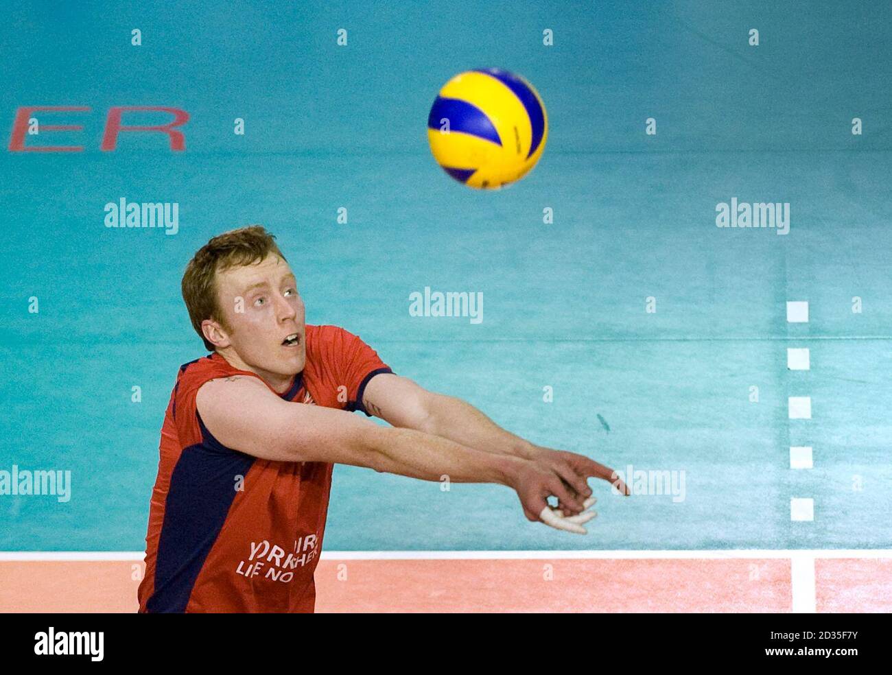 Mark McGivern della Gran Bretagna in azione contro Israele Foto Stock