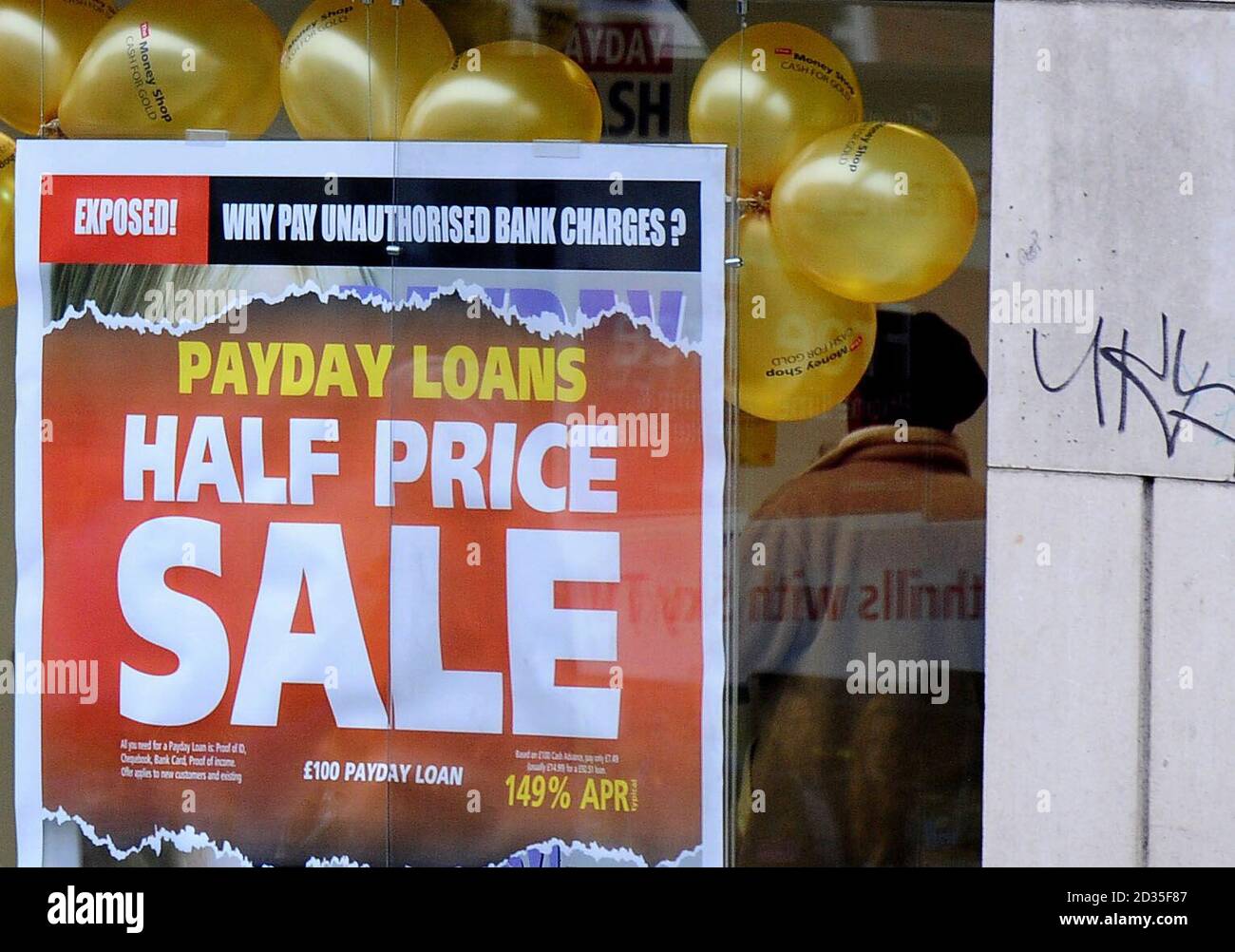Prestiti pubblicizzati in una vetrina a Leeds oggi come le cifre rivelano che il Regno Unito è ufficialmente in recessione. L'economia ha visto la sua peggiore performance di produzione dal 1980 negli ultimi tre mesi del 2008. Foto Stock