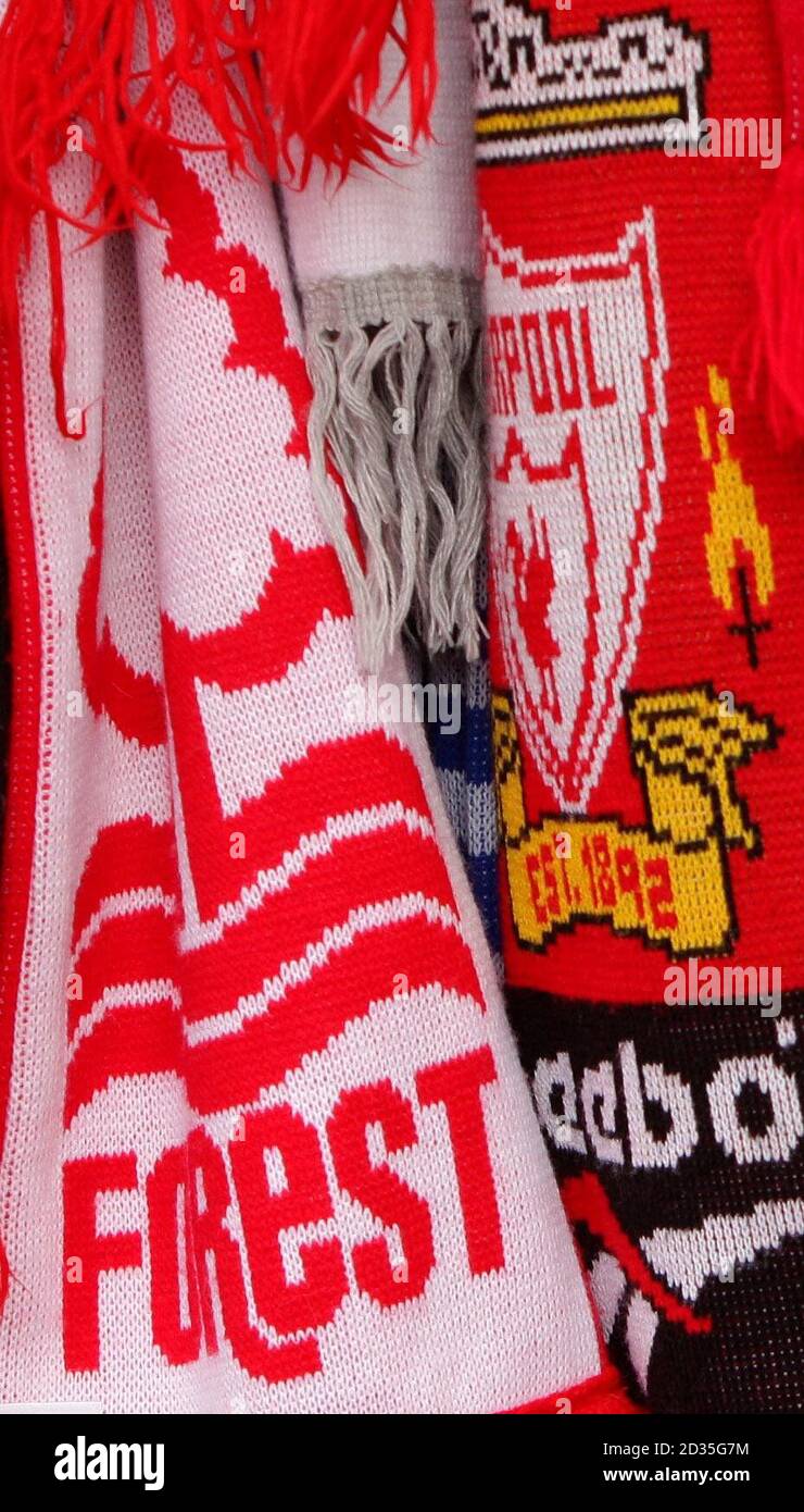 Una sciarpa della foresta di Nottingham e le sciarpe di Liverpool sono  appese sulle Shankly Gates prima del servizio ufficiale del memoriale allo  stadio Anfield di Liverpool, per celebrare il 20° anniversario