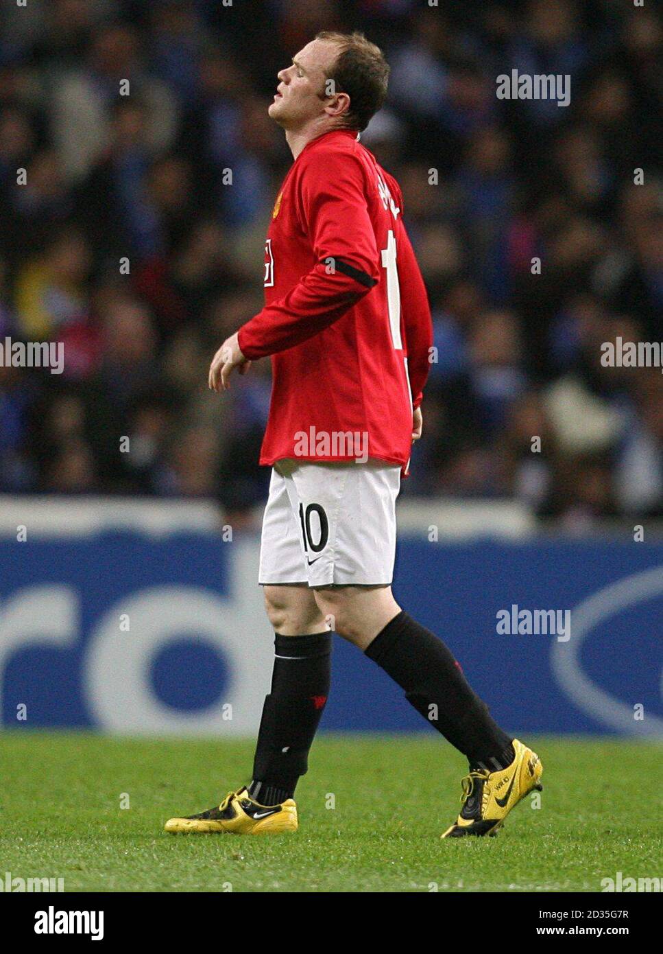 Wayne Rooney di Manchester United cammina fino al limite del campo. Foto Stock