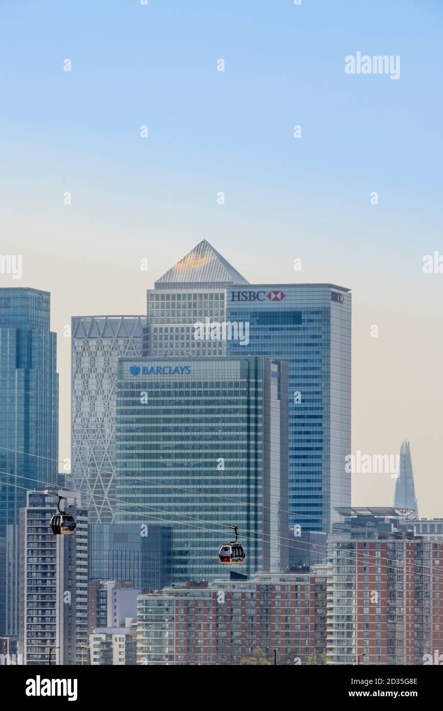 Regno Unito, Londra, Docklands. Lo skyline del quartiere finanziario centrale di Canary Wharf, la funivia Emirates Airline, dal Royal Victoria Dock, East End Foto Stock