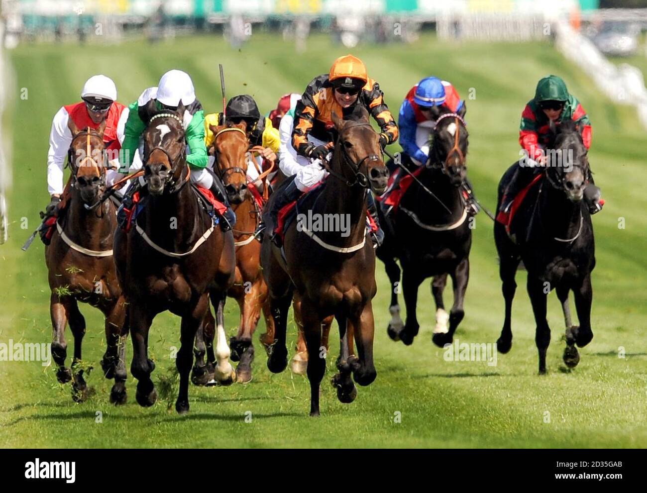 Master of travested guidato da Philip Robinson vince le bet365.com migliori quote garantite su ogni gara handicap Stakes (Classe 2) durante la Gold Cup Meeting bet365 presso l'ippodromo di Sandown Park, Surrey. Foto Stock