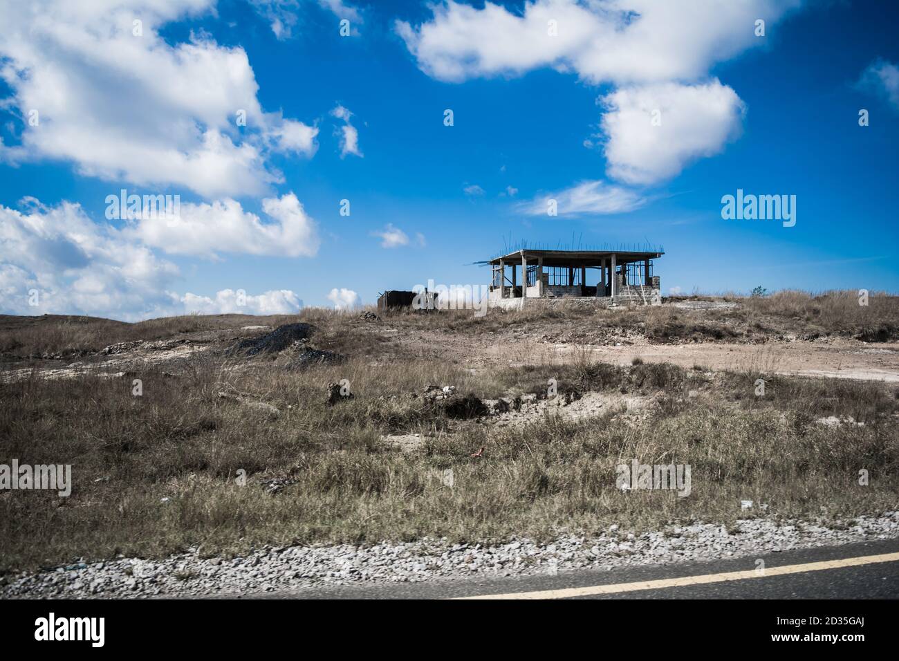 Vista naturale delle montagne ripiegate e delle verdi valli lussureggianti con cielo limpido e nuvole di Cherrapunji, Megalaya, India del Nord Est Foto Stock